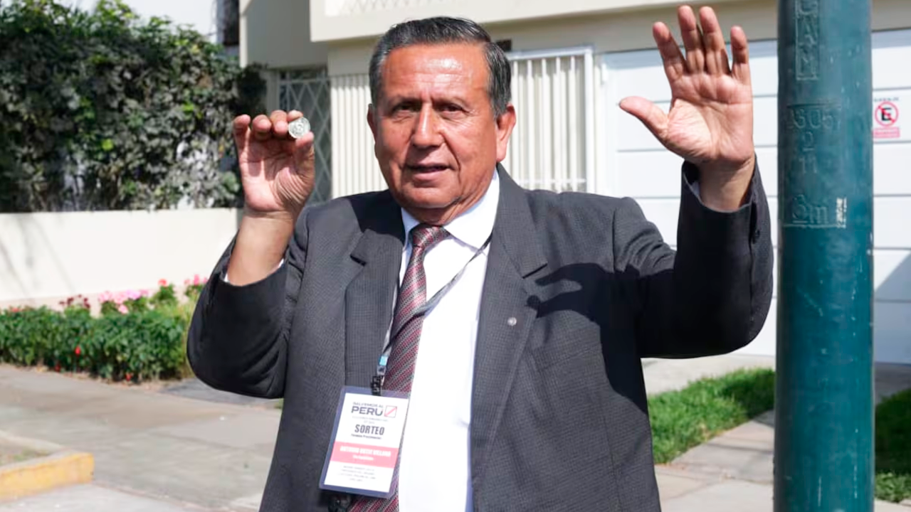 Antonio Ortiz será el candidato a la Presidencia por Salvemos al Perú tras lanzamiento de moneda