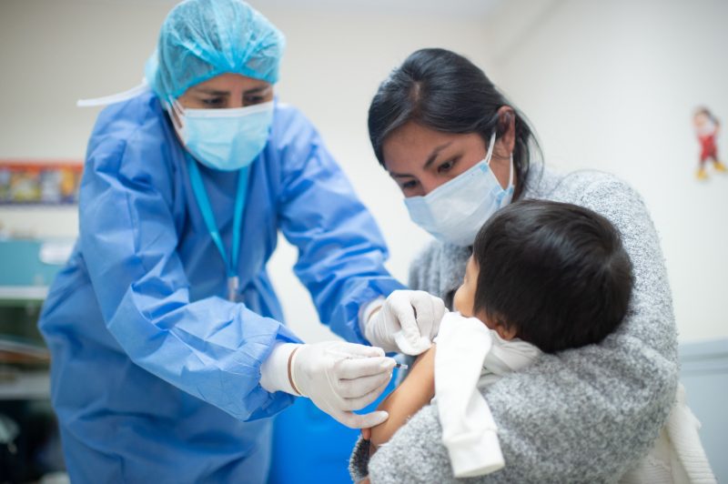 Más de 400 personas fueron vacunadas en campaña de EsSalud por el Día Nacional de la Vacunación